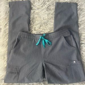 Woman’s FIGS 10 pocket straight leg pant